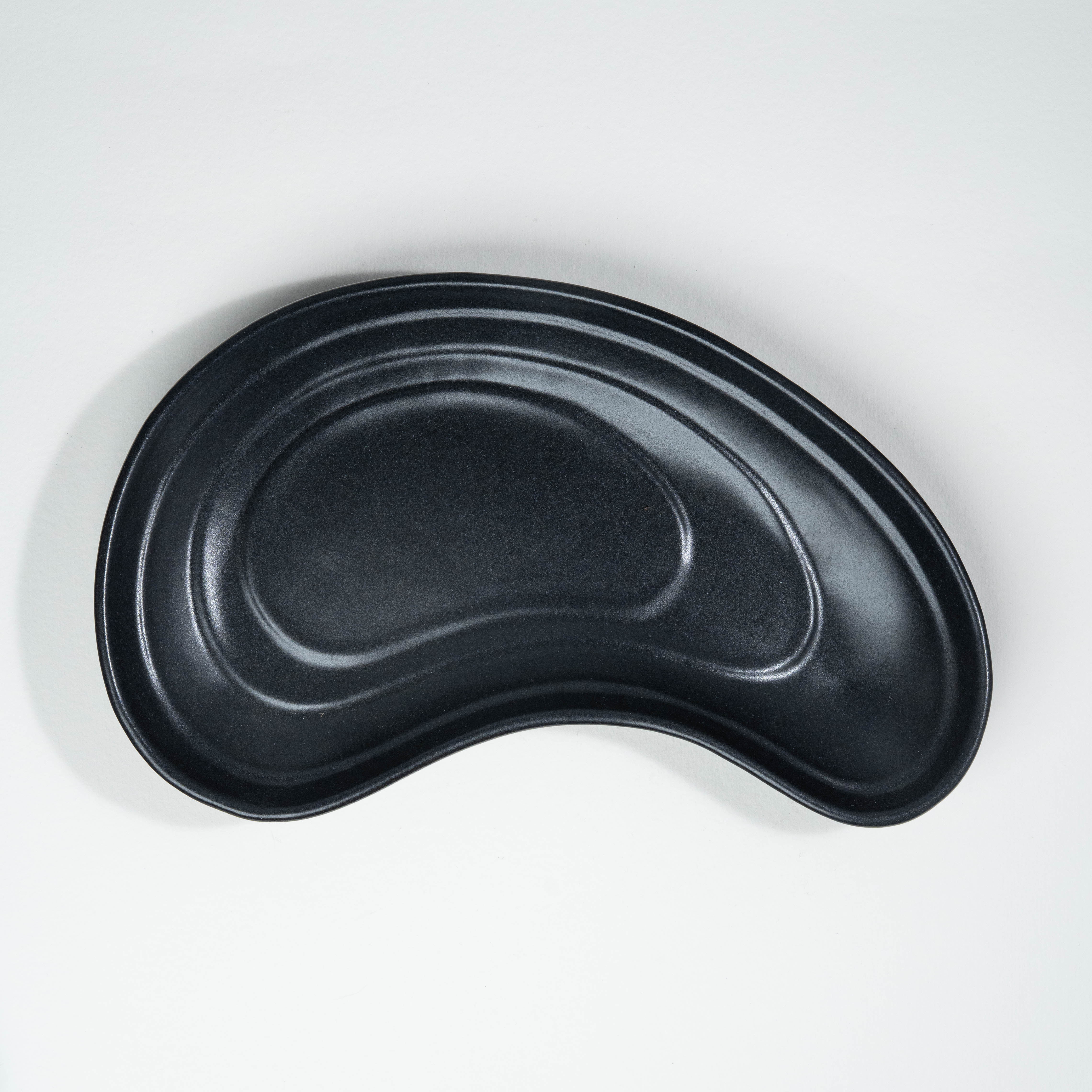 The Shared Table Curved Platter | 11 in | Black