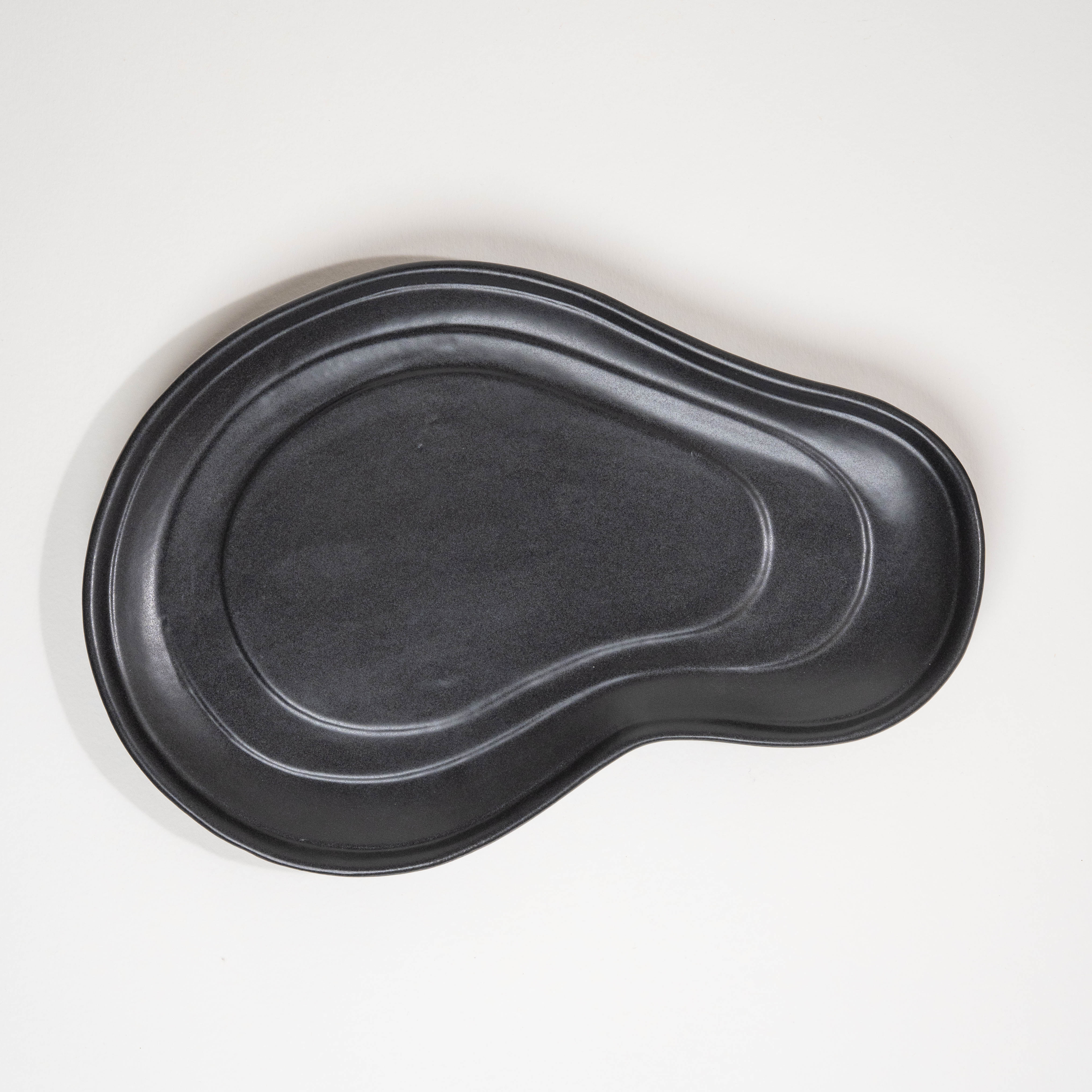 The Shared Table Curved Platter | 12 in | Black