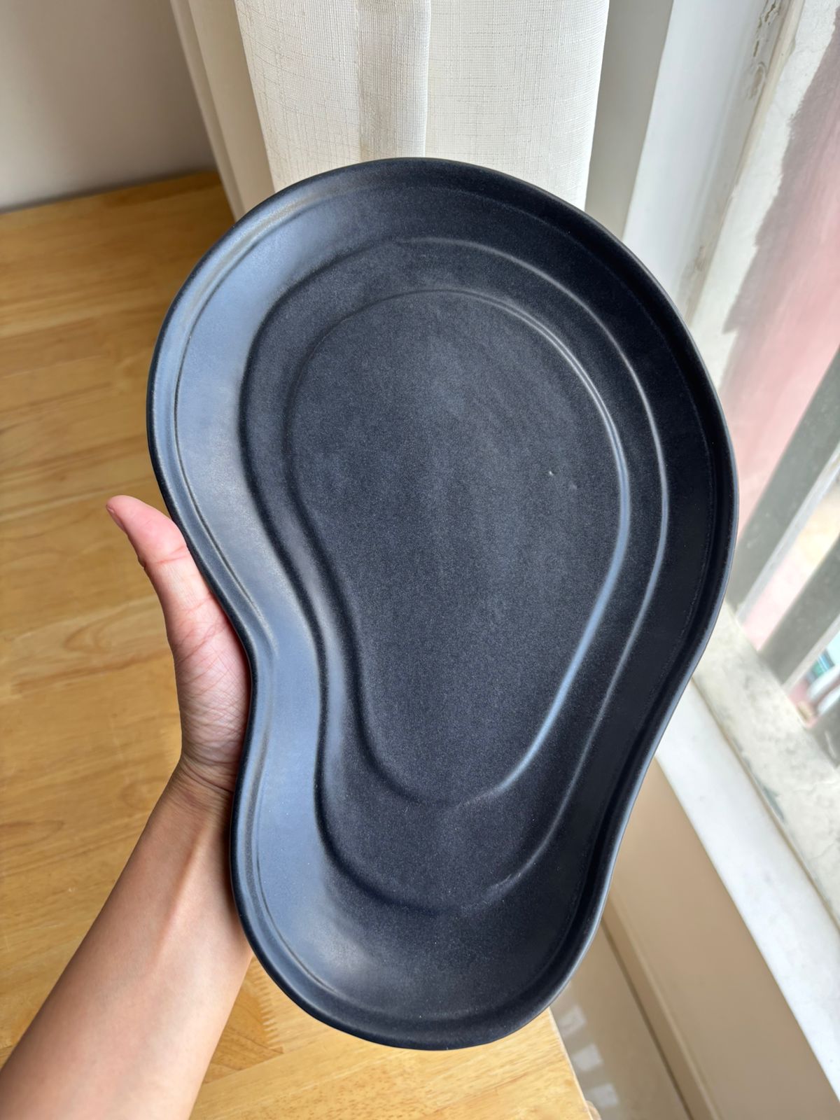 The Shared Table Curved Platter | 12 in | Black